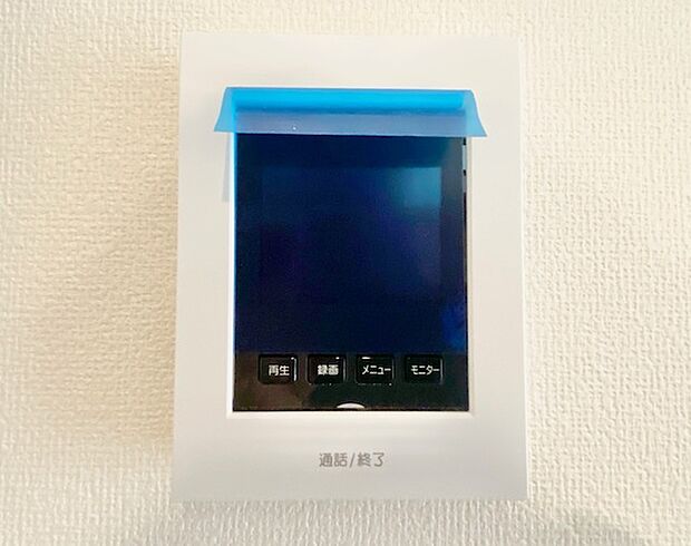 【モニター付きインターホン】カラーモニターフォンで夜間の訪問者もくっきり映ります。メールボックスはダイアル式でロックしています♪