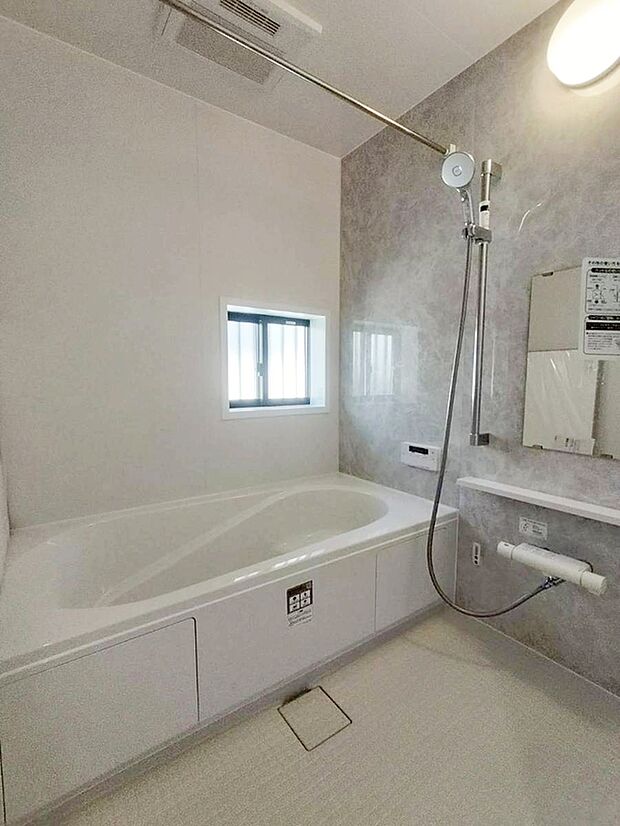 【浴室】日の疲れをとるバスルームです。半身浴もできるバスタブでゆっくり湯船につかり心と体を癒しリラックスできます。