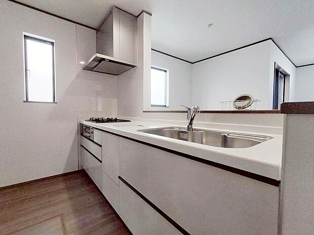 【キッチン】人気の高いカウンターキッチンを採用しました！料理時の効率が上がるワイドな作業スペースはお子様と並んでも余裕があります♪キッチンからはリビングへも目が届きます。