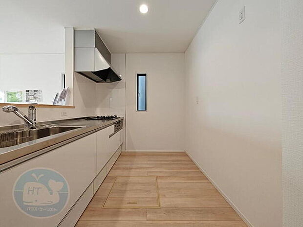 【同形状・同仕様写真(キッチン）】広々としたカウンターキッチン。夫婦やお子様と一緒に料理をしても十分な広さです。
