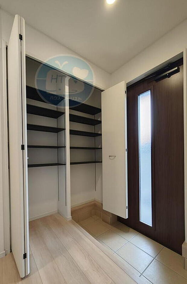 【同形状・同仕様写真(玄関）】高さも使い方も、思いのまま。
可動棚で整うシューズスペース。
家族の成長や生活スタイルの変化にフィットする、フレキシブルな収納です。