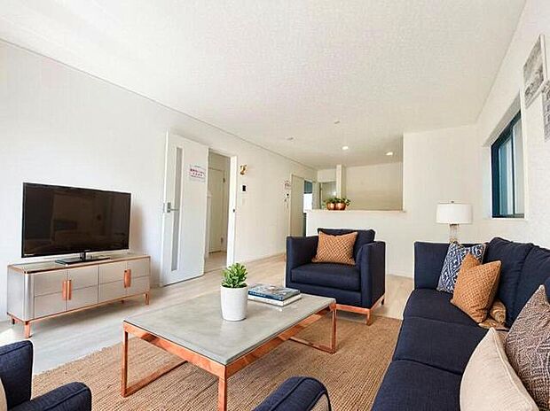 【リビング】広々LDK17帖以上！採光良好なリビングはご家族が集まる憩いの場、居心地が良くご家族の会話も楽しめます。