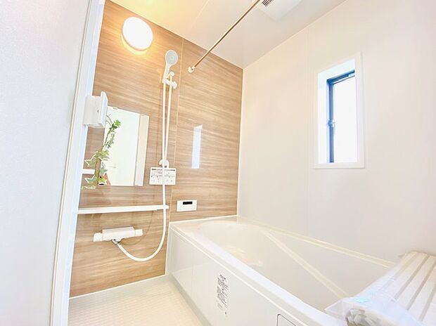 【浴室】浴室乾燥機付きのユニットバスです！冬場は浴室を暖かくしてから入浴できます。雨の日には洗濯物が干せるポールもついています♪