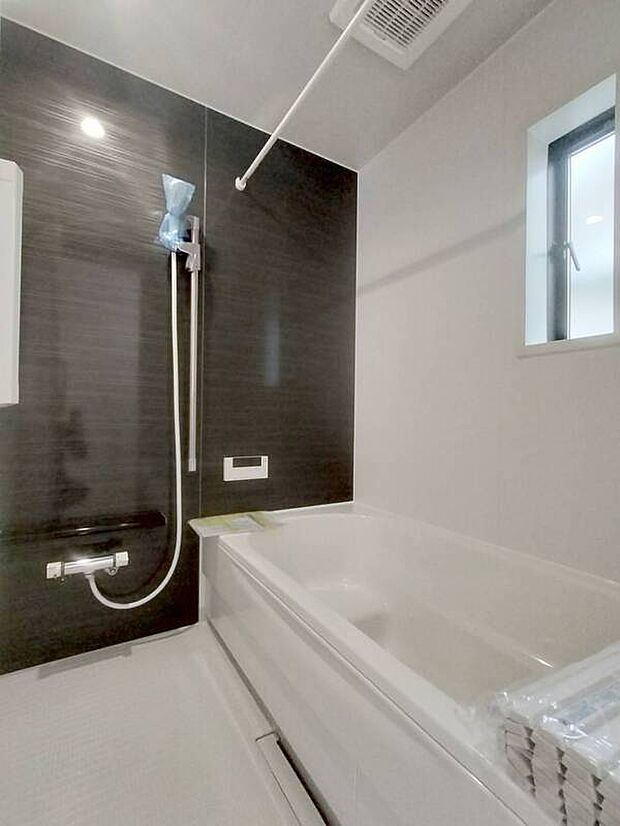 【浴室】癒しの空間バスルームです。バスタブで足を伸ばしたり、お子様と一緒に入っても広さがあります。快適なバスタイムを。
