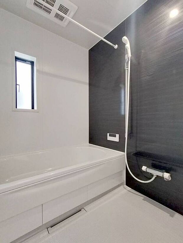 【浴室】一日の疲れをとるバスルームです。半身浴もできるバスタブでゆっくり湯船につかり心と体を癒しリラックスできます。【施工例】