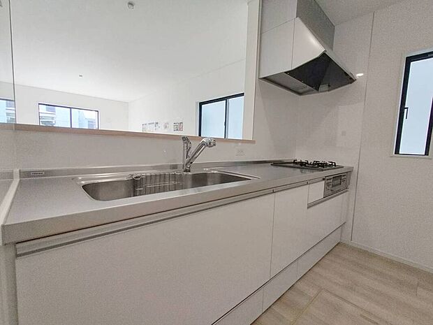 【キッチン】広々としたカウンターキッチン。夫婦やお子様と一緒に料理をしても十分な広さです。【施工例】