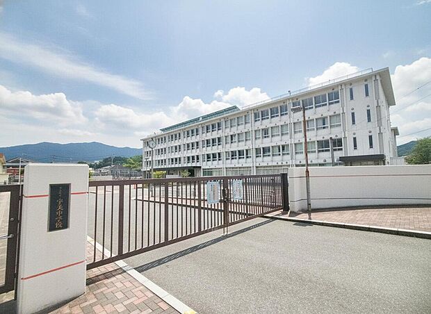 宇美町立宇美中学校(約1,477m)