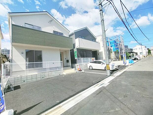 【現地外観】防犯対策バッチリ!防犯カメラ、人感センサー付き玄関灯、全居室ペアガラス