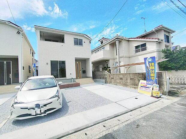 【現地外観】駐車スペースは2台分ご用意しています。舗装済みのため草刈り等の面倒なお手入れも必要ありません。