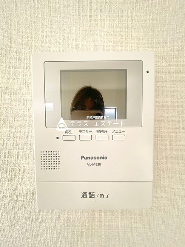 【モニター付きインターホン】大画面のカラーモニターで訪問者の顔をハッキリと見ることができます。
録画機能・室内呼出の機能が搭載されたモニタ-付インターホンです。※施工例
