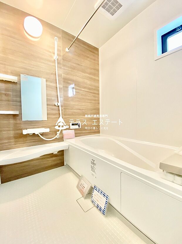 【浴室】浴槽はゆっくり足を伸ばせます。リラックスできる空間です。※写真は同一タイプまたは同一仕様