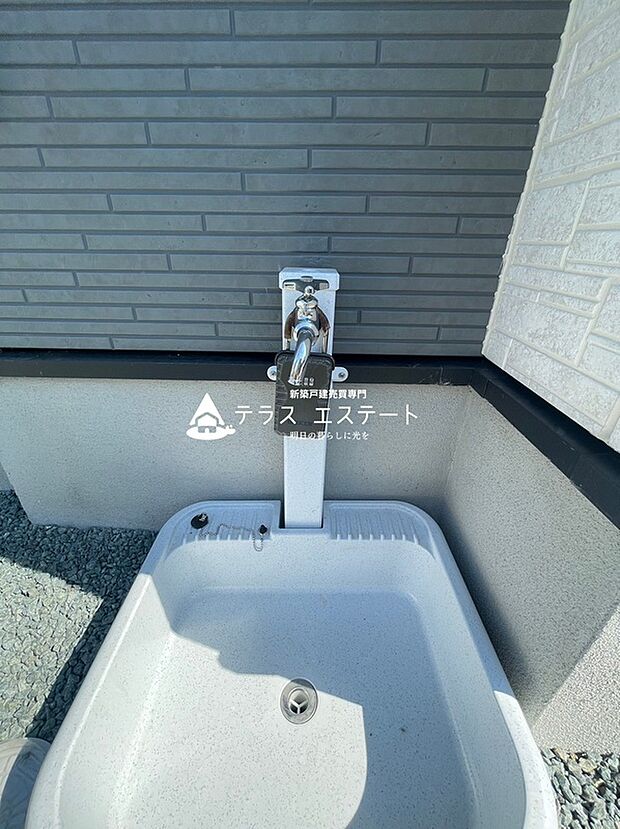 【水栓】水栓付きなのでお庭でガーデニングや洗車にも便利です。

