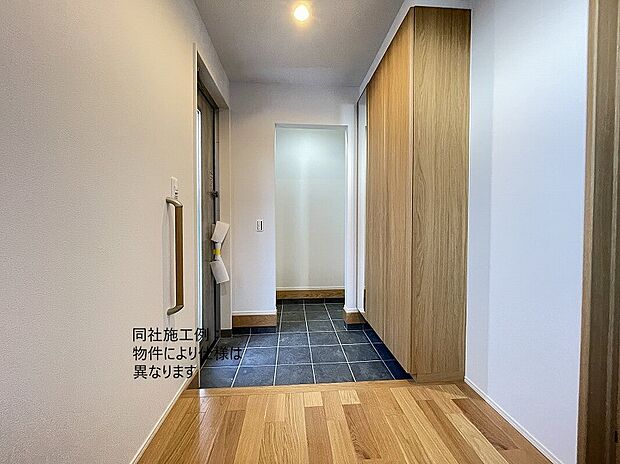 【玄関】やわらかなカラーで作られたシューズクローゼットは天井まであり、ご家族全員分の履き物を収納できるほどの大容量。真ん中には季節のお花や思い出の写真を飾れば華やかな玄関が来訪者をもてなします。