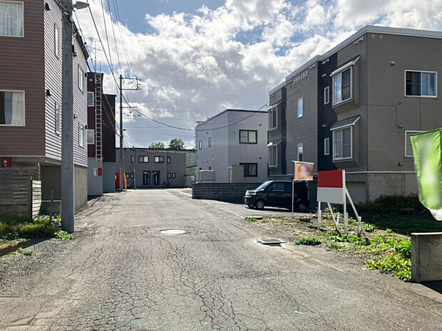 【現地写真】
見通しの良い道路に面し、敷地面積以上のゆとりを感じます。平坦な地勢で自転車やベビーカーでの移動にも便利です。
【2023年10月撮影】