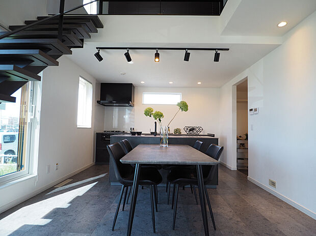 【ダイニング】
18帖超えの広々としたLDKです。落ち着いた印象がありながらも温かみのある内装です。