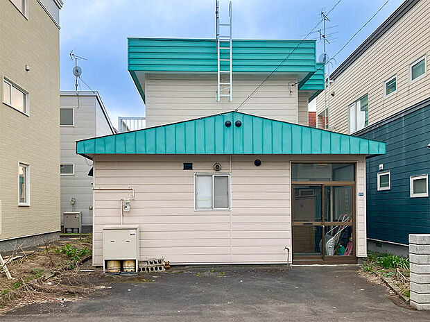 【現地写真】
札幌市西区八軒7条西5丁目に登場の売地のご紹介です。徒歩10分圏内に生活利便施設が充実した暮らしやすい環境です。
【2024年4月撮影】