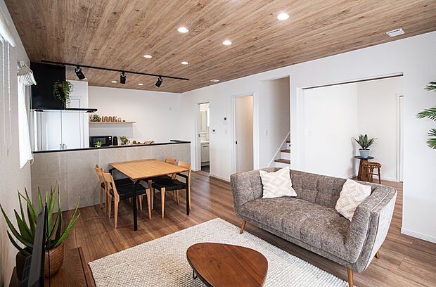 【リビング】
対面キッチン・リビング階段を採用し、ご家族とのコミュニケーションもバッチリ。
【2024年7月撮影】