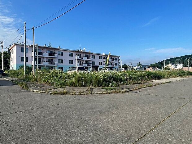 【現地写真】
現在更地となっており即お引渡しも可能。徒歩圏内には生活利便施設も揃い住環境も良好です。
【2024年8月撮影】