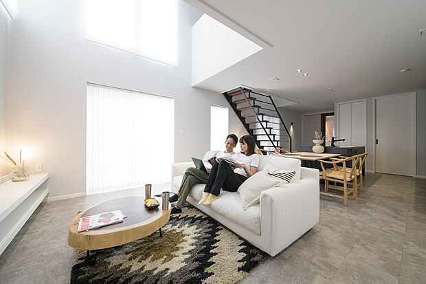 【リビング】
吹き抜け×鉄骨階段でお庭も見渡せる開放的なLDK。明るく暖かいリビングは自然とご家族が集まりますね。