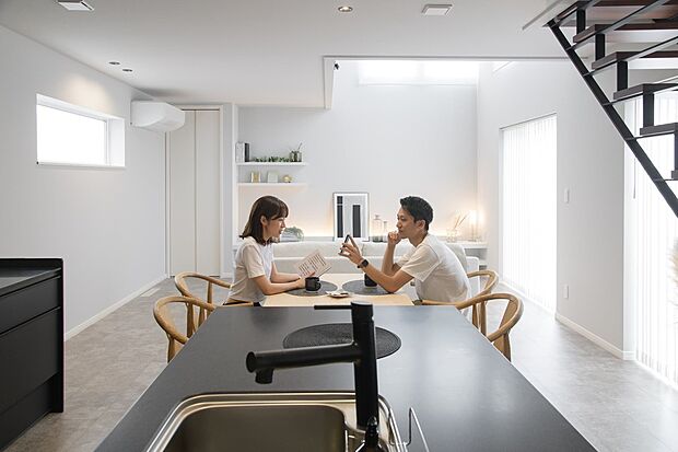 【リビング】
アイランドキッチン、リビング階段などご家族が自然と顔を合わせられる設計で、コミュニケーションが取りやすいですね。