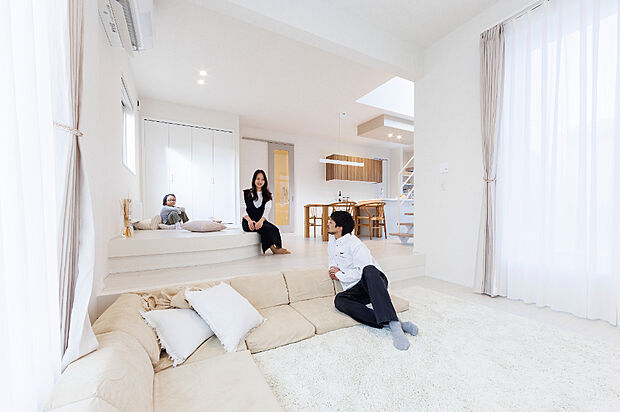 【リビング】
LDKは広々約20帖。お子様の遊び場などに適したアール状の小上がり洋室を配置。ご家族とのふれあいが増えますね。
（2024年12月撮影）