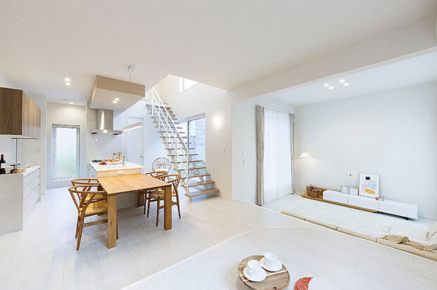 【リビング】
リビングには開放感あふれるスケルトン階段を採用。光がたっぷり差し込み空間に広がりを感じさせてくれます。
（2024年12月撮影）