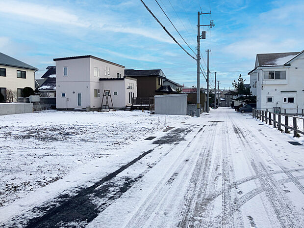 【現地写真】
周辺は車通りの少ない落ち着いた住宅地となっております。小さなお子様との外出やペットとのお散歩にも心強い環境です。
(2024年12月撮影)