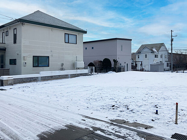 【現地写真】
広々70坪超えのゆとりの敷地が魅力です。広いお庭やカーススペースなど夢が広がりますね。
(2024年12月撮影)