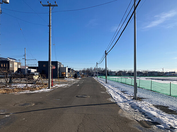 【現地写真】
幅員8ｍ以上の道路に面し見通しも良好。お車でのすれ違いや駐車もスムーズにできますね。
（2025年2月撮影）