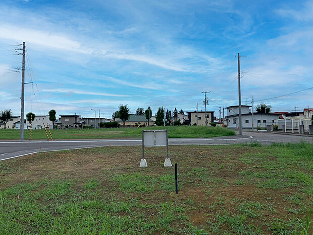 【現地写真】
新築戸建が建ち並ぶと素敵な一画になりそうですね。建築プラン例もご用意しております。
（2025年8月撮影）