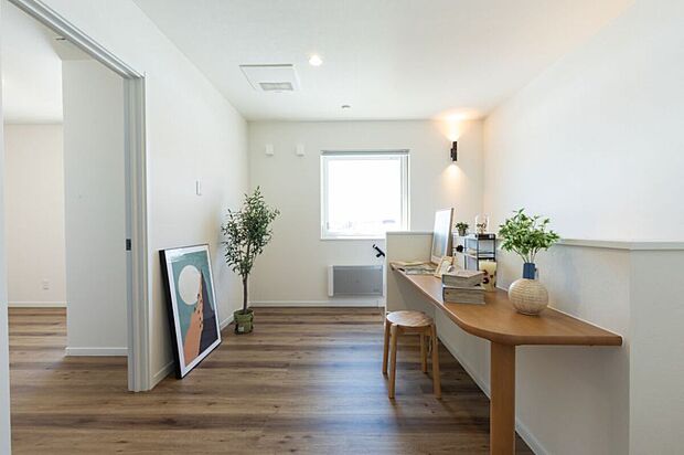 【2階ホール】
洗濯物を干すスペースとしてはもちろん、在宅ワークなどにも利用可能です。家族の暮らしに合わせてアレンジできる便利な空間です。
(2025年5月撮影)