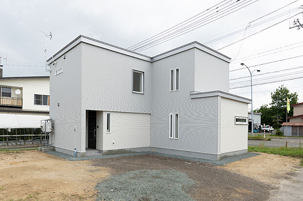【外観】
緑豊かで住環境良好なエリア。太陽光パネルを搭載した高気密高断熱住宅が登場。間取りはファミリーにもおすすめの4LDKです。