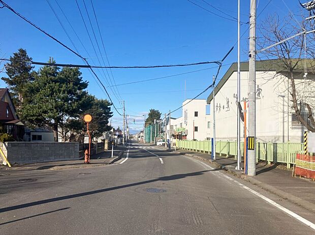 【現地写真】
物件周辺は落ち着いた住宅地。緑も感じられる住環境は子育て世帯にもおすすめです。
（2025年4月撮影）