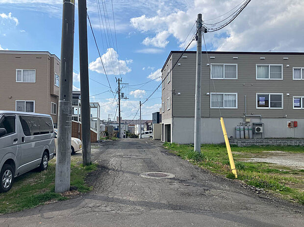 【現地写真】
開放感あふれる立地が魅力です。快適なお住まいが建てられそうですね。参考プランもご用意しておりますのでお気軽にご相談ください。
(2025年3月撮影）