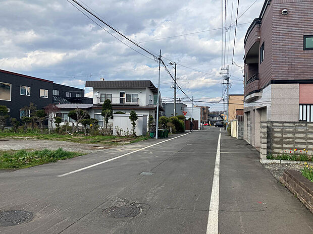 【現地写真】
幅員約7mの南東側公道です。お車でのすれ違いや駐車もスムーズにできるゆとりの広さです。
(2025年5月撮影）