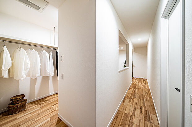 【2階ウォークインクローゼット】
3.7帖の広々ウォークインクローゼットは、収納力が抜群。季節物や大きな荷物も楽に収納でき、すっきりとした空間をキープ。洋服や小物を整理整頓しやすく、使い勝手も抜群です