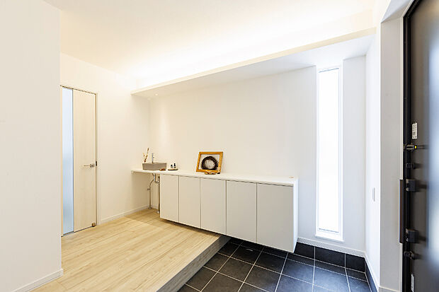 【玄関】
間接照明がやさしく灯る玄関は、住まいの第一印象を上品に演出。空間に奥行きをもたらし、帰宅した瞬間に心がほどけるような落ち着きある雰囲気に。収納も備え、すっきりとした美しい佇まいを保てます。