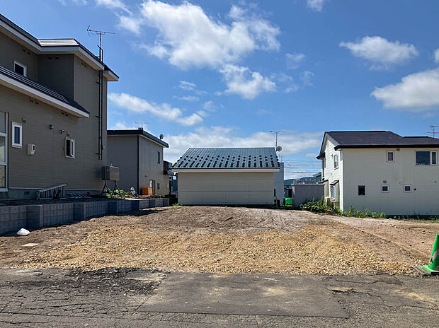 【現地写真】
更地渡しになります。解体費用が掛からず、お引渡し後はスムーズに建築を始められます。
(2025年8月撮影）