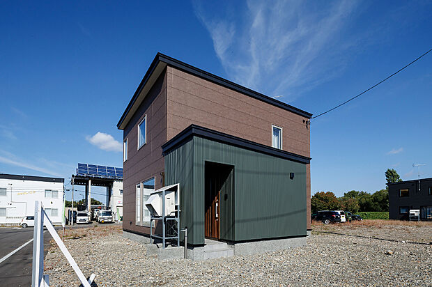 【外観】
重厚感のあるモダンなデザインでありながら、シンプルでどの世代にも好まれる外観の新築戸建。濃淡のグレーを基調にした外壁と直線的なフォルムが洗練された印象を与えます。
（2025年10月撮影）