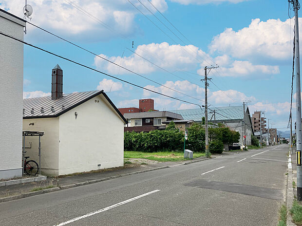 【現地写真】
きれいに舗装された前面道路は、お住まいの見栄えも良くしてくれますね。
(2025年8月撮影）