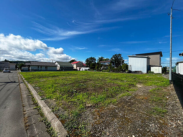 【現地写真】
敷地面積を有効に活用した建物が建てやすい平坦な整形地です。ゆとりのある土地で、ご家族のマイホームを実現してみませんか？
(2025年8月撮影）