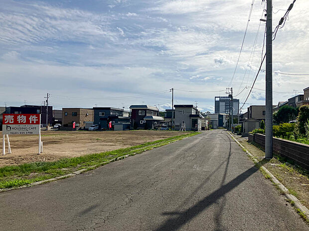 【現地写真】
徒歩圏内にはスーパーや学校がございます。子育て世帯にも嬉しい環境となっております。
（2025年9月撮影）