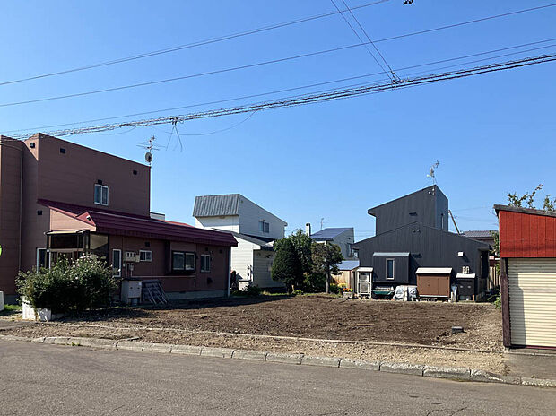 【現地写真】
更地にてお引渡しになります。解体費用がかからず、スムーズに建築を始められます。
(2025年10月撮影)
