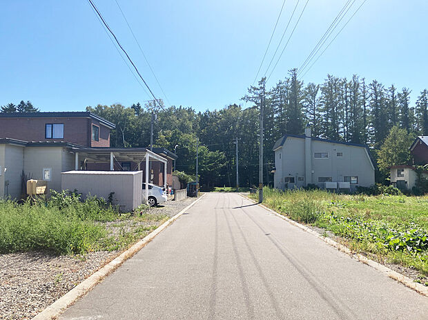【現地写真】
幅員約8mの見通しの良い前面道路です。お車でのすれ違いや駐車もスムーズにできそうですね。
（2025年9月撮影）