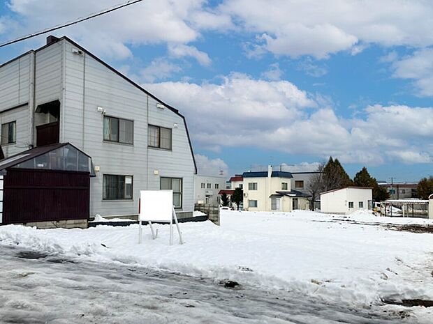 【現地写真】
前面道路は幅員約9mと広く、お車の出し入れも楽々です。きれいに舗装された前面道路は、お住まいの見栄えも良くしてくれますね。
（2025年12月撮影）