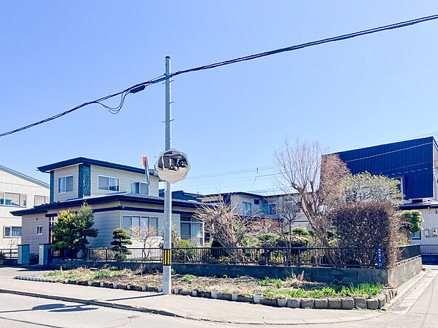 【現地写真】
食洗機付きフルオープンキッチンや幅1200のワイドな独立洗面台など、生活に嬉しい設備も充実しております。
（2025年9月撮影）