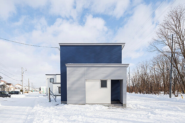 【外観／モデル(2)】
ネイビー×ホワイト×グレーの洗練された外観。2階建て4LDKの「Monoa(モノア)」です。