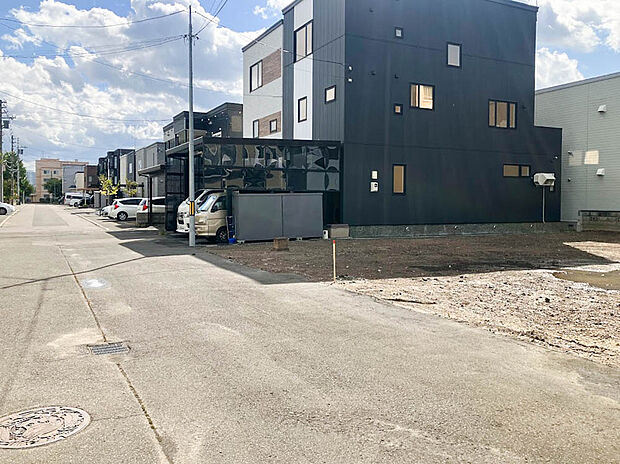 【現地写真】
幅員約8mの道路に面しています。見通しの良い道路は安全性、防犯性も高まります。
(2025年10月撮影）