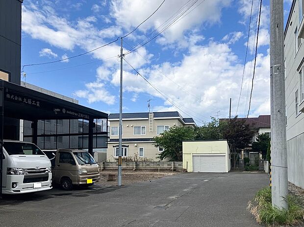 【現地写真】
徒歩10分圏内には小学校や公園、複数の買物施設が揃い子育て世帯にも暮らしやすい立地となっております。
(2025年10月撮影）