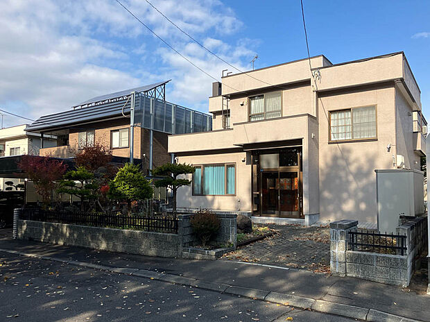 【現地写真】
前面道路は幅員約8mとゆとりの広さがございます。お車でのすれ違いもしやすく、駐車も楽々できそうですね。
（2025年10月撮影）